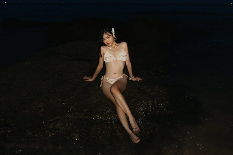 感受獨特設計的女上衣魅力